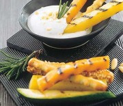 Bastoncini di verdure in salsa di yogurt e pinoli